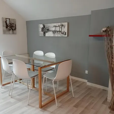 Appartement Familial En Centre Ville Villedieu-les-Poeles-Rouffigny Exterior photo